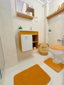 a bathroom with a toilet and a brown rug at Copacabana, Design Elegante A 100m Do Mar in Rio de Janeiro +44 photos