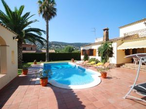 カロンジェにあるPeaceful Villa in Calonge Spain with Swimming Poolのスイミングプールとパティオ付きのヴィラ
