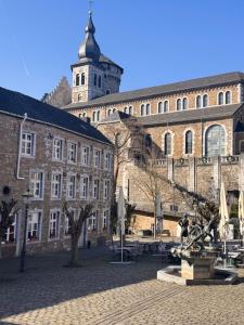 a large brick building with a clock tower in the background at Altstadtnest - gemütliche Wohnung nahe der Burg in Donnerberg