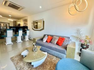 a living room with a blue couch and a mirror at Apartamento Special For You in Cartagena de Indias