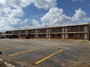 an empty parking lot in front of a building at Deluxe Inn in Mauldin
