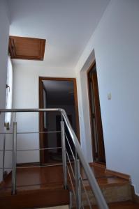 a staircase leading to a door in a building at Pensiunea Bucurie in Căpăţîneni-Ungureni