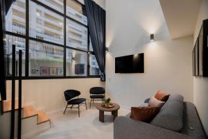 a living room with a couch and a tv at ARENA byAstiblanco in Valencia