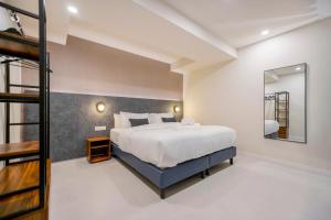 a bedroom with a large bed and a mirror at ARENA byAstiblanco in Valencia