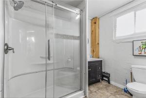 a bathroom with a shower with a toilet and a sink at Mountain View-Backyard-Air-Conditioning-BBQ-15mins walk Blue Mountain Village in Blue Mountains +36 photos