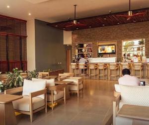 a restaurant with a bar with people sitting at tables at Reserva del Mar 539 in Santa Marta