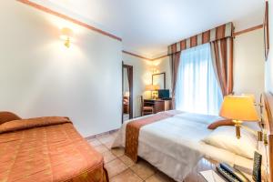 A bed or beds in a room at Hotel Agostini