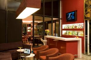 a bar in a restaurant with a laptop on a counter at Alta Reggia Plaza Hotel in Curitiba