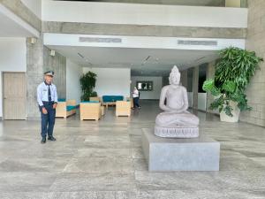 a man is standing in a lobby with a statue at Apartamento Special For You in Cartagena de Indias +62 photos