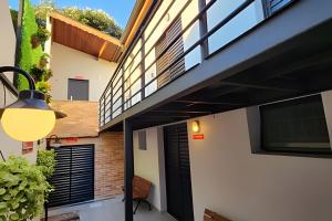 an external view of a house with a balcony at Studio VII - Completo -Centro de Jundiaí in Jundiaí