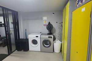 a laundry room with a washing machine and a washer at Studio VII - Completo -Centro de Jundiaí in Jundiaí