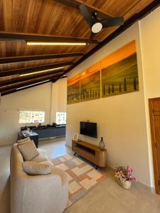a living room with a couch and a flat screen tv at Loft Toscana in Santa Teresa
