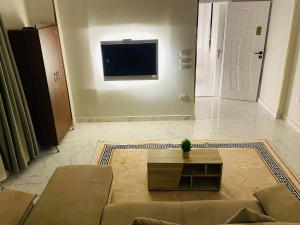 a living room with a couch and a table at Golden mask pyramids inn in Cairo