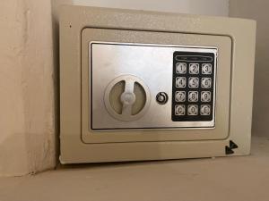 a microwave oven with a control panel on it at Hotel Casa Sattva- Bed & Breakfast in Rincón