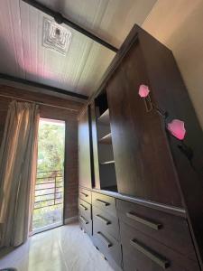 a kitchen with drawers and a dresser with a window at Departamento en Lambare in Asunción