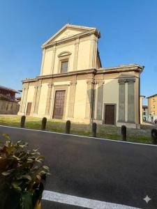 an old building sitting on the side of a road at GB home in Azzano San Paolo