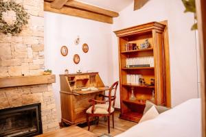 a room with a desk and a chair and a fireplace at La Comarca de Vératton in Villanueva de la Vera
