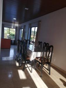 a dining room with a table and chairs at Vista Natural del Cerro in Grecia