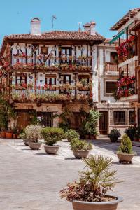 a building with potted plants in front of it at La Comarca de Vératton in Villanueva de la Vera