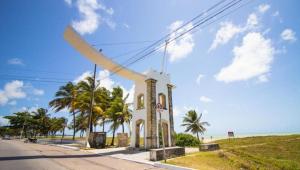 a windmill on the side of a road near the beach at Refúgio em Intermares, 250m do Mar com piscina in Cabedelo