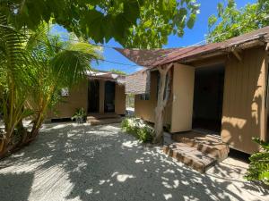ein Haus mitten in einem Hof in der Unterkunft Rangiroa Tiny House in Avatoru + 10 Fotos
