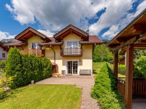 a house with a balcony and a yard at Gailblick in Kötschach