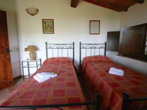 A bed or beds in a room at Farmhouse in Asciano with Pool and Countryside