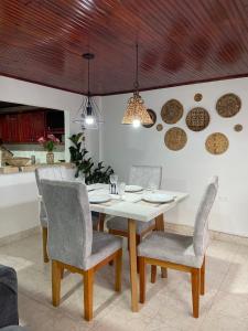 a dining room with a white table and chairs at Hostal Amelia Filandia in Filandia