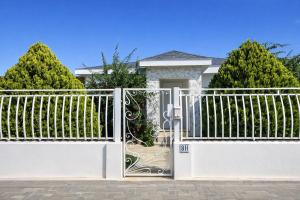 a white gate in front of a house at Villa Fina Aruba in Palm-Eagle Beach