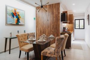 a dining room with a table and chairs at Casas Blancas, Planta Baja in Todos Santos