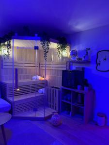 a living room with a purple lit room with a plant at Wood Spa Wellness Suite mit Whirlpool & Sauna nahe Göttingen in Rosdorf