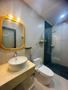 a bathroom with a sink and a toilet and a shower at Đầm Nại Hotel in Ninh Hải +12 photos