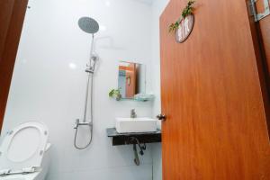 a bathroom with a sink and a toilet with a mirror at Hotel Tri Tôn in Tri Tôn +39 photos
