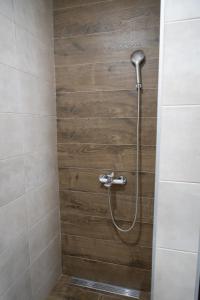 a shower with a hose in a bathroom at Apartman centar 18 in Ub +3 photos