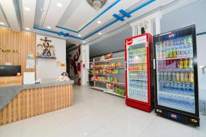 a store with a soda machine in a grocery store at Hotel Tri Tôn in Tri Tôn