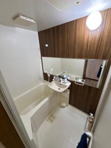 a small bathroom with a sink and a bath tub at BreakPoint in Ichinomiya +25 photos