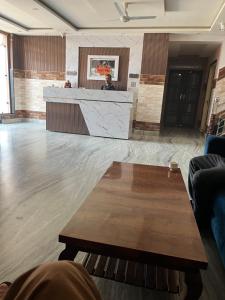a lobby with a reception desk and a table at Hotel Dubeyinn in Katra