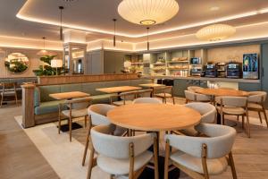 a restaurant with tables and chairs and a bar at B&B HOTEL Madrid Vallecas Ensanche in Madrid