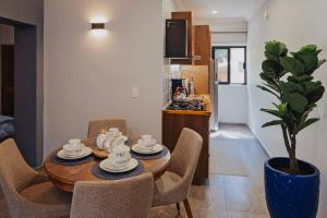 a kitchen and dining room with a table and chairs at Casas Blancas, Planta Alta in Todos Santos