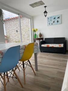 a living room with a table and two chairs at Casa dos Capinha in Caldas da Rainha