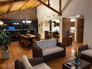 a living room with chairs and a dining room at Casa Panaca Portal 12 in Quimbaya