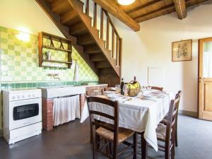 Poggio Alla CroceにあるBelvilla by OYO Sangioveseのキッチン(テーブル、白いテーブルクロス付)