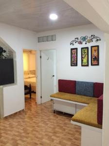 a living room with a couch and a television at Casa D' Linda in San Andrés