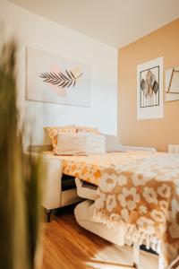a bedroom with a bed and a couch at Kadéraf in Cherbourg en Cotentin +5 photos