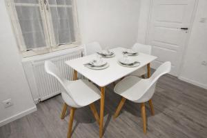 a white table with white chairs and a white table and chairsktop at Bel appartement T2 centre historique in Auxerre