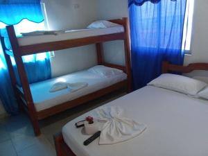 two bunk beds in a room withthritisthritisthritisthritisthritisthritisthritisthritisthritis at Alojamiento PLAYA DORADA Coveñas in Coveñas
