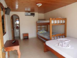 a small room with two bunk beds and a table at Alojamiento PLAYA DORADA Coveñas in Coveñas
