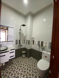 a bathroom with a toilet and a sink at Khách Sạn Ninh Thọ in Quảng Ngãi +12 photos