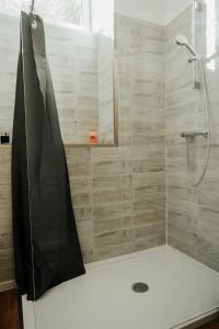 a shower with a black shower curtain in a bathroom at Kadéraf in Cherbourg en Cotentin
