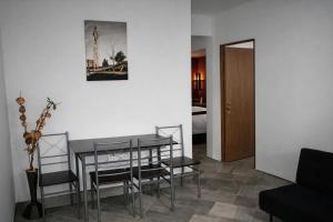a dining room with a table and chairs and a bedroom at Aparta Suites Torre de Prado 601 Apartamento para 9 Personas in Medellín